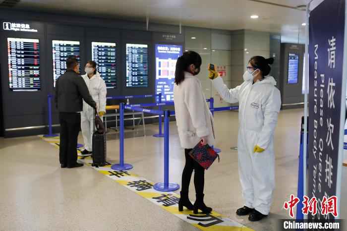 旅客在浦东国际机场进行体温检测。 供图 摄 上海密织疫情防控网 人车船“来有影去有踪”