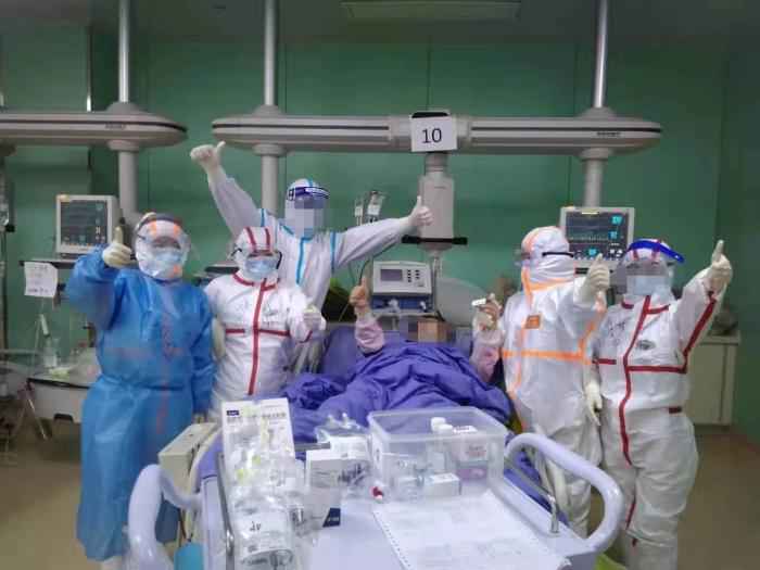 一危重新冠肺炎患者和ICU医护人员。 受访者供图
新冠肺炎ICU病房医生:生死时刻,和患者几乎口鼻相对