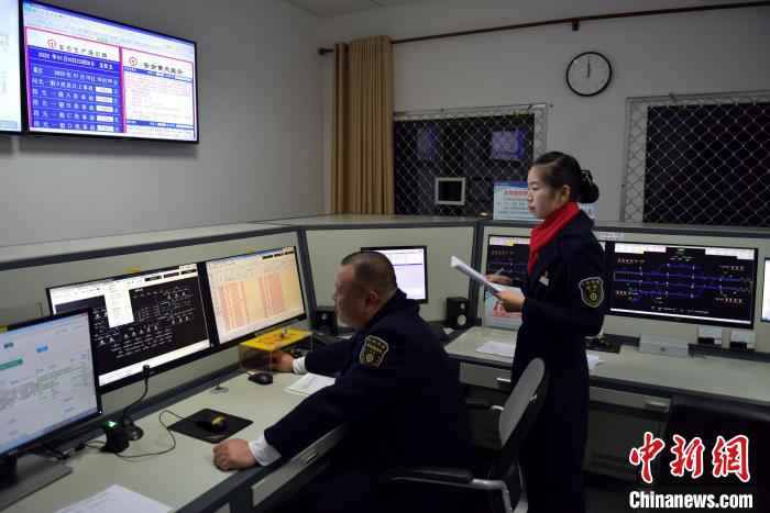 子时:胡兰在车站行车室参加行车设备操作演练。 宋曹梓瀚 摄 “90后”高铁女站长的“春运十二时辰”