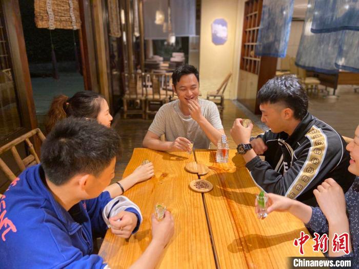 何泽懿和朋友尝试白酒“花式”喝法。受访者供图 汶川羌族小伙返乡创业记:经历过从无到有的人,更容易站起来