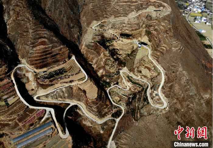 受益于国家精准扶贫政策,甘肃陇南深山区的水泥路渐渐多了,也才得以和外界多了交流。图为航拍文县境内弯弯曲曲的山路。 李亚龙 摄 甘肃文县“聋山”渐通途 高山居民拓荒地里种药材