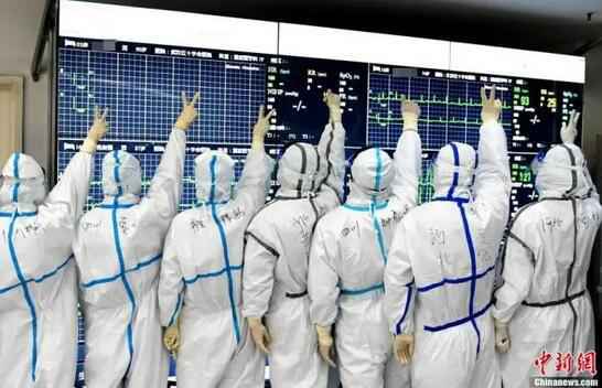 3月8日是国际妇女节,在武汉市红十字会医院里,来自四川、河北、上海等多支医疗队的女医护人员依旧奋战在抗“疫”一线。安源 摄 谢谢你,为武汉拼过命